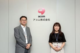 アコム株式会社の人事部の林様と福島様が笑顔で並んでいる写真