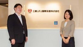三菱UFJ国際信託銀行株式会社のロゴを中心に笑顔で並ぶ人事部の山下さまと並木さまの写真