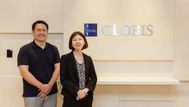 株式会社グロービスの経営管理本部の金澤様と板谷様が笑顔で並んでいる写真