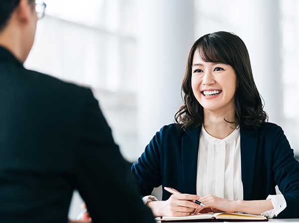 笑顔で応対する女性の画像